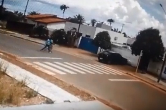 Veja vídeo da ação dos bandidos que jogaram mãe e filha fora do carro