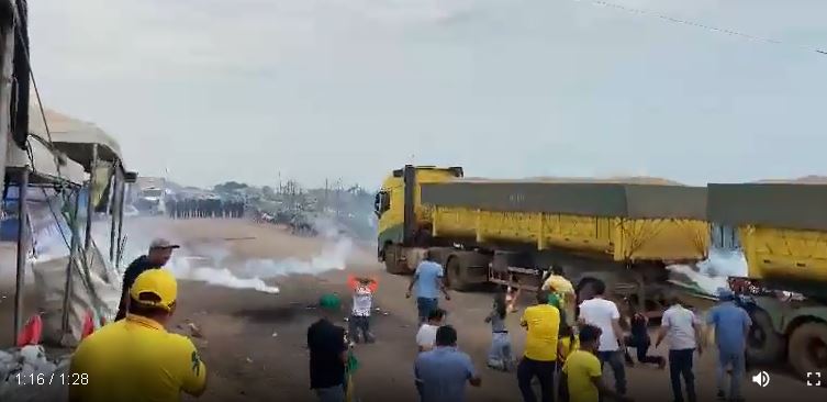 VÍDEOS Tropa de choque da PRF entra em confronto manifestantes em