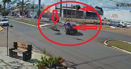 V Deo Motociclista Voa Ap S Colidir Contra Carro No Centro De