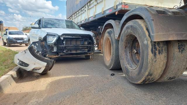 Colisão entre carreta e carro de passeio resulta em danos materiais em