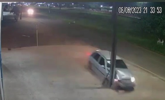 VÍDEO Câmera de segurança flagra momento em que carro bate em poste de