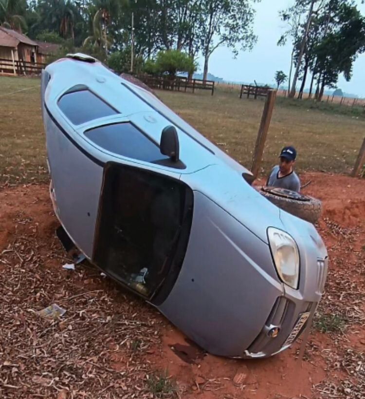 Pneu estoura e carro capota na área rural de Cerejeiras