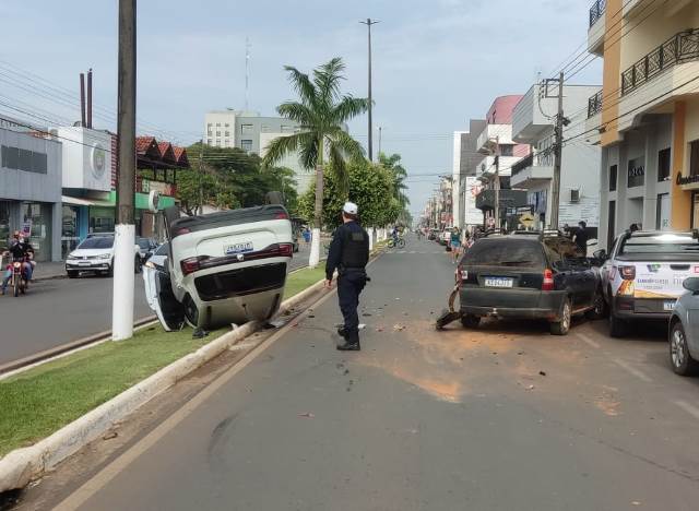 Colisão entre carros resulta em capotamento no centro de Vilhena