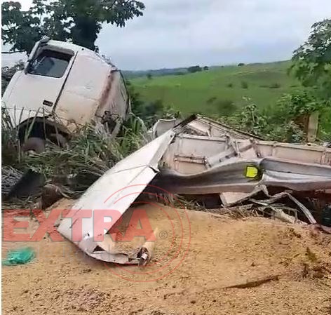 V Deo Motorista Perde Controle De Carreta E Tomba Na Curva Da Banana