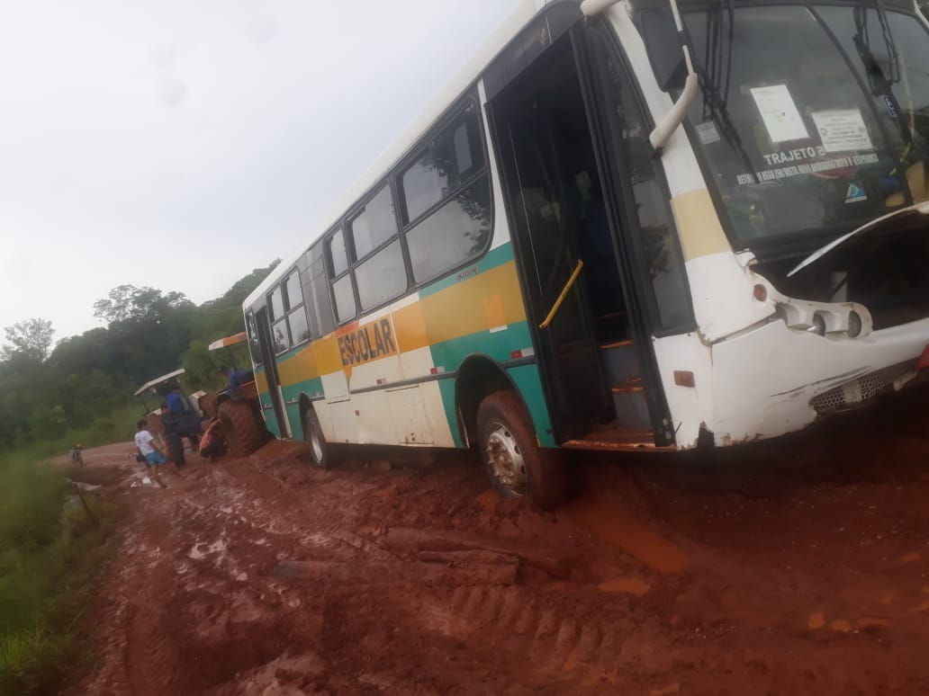 ONIBUS ESCOLAR AO EXTREMO NAS ESTRADAS DE TERRA E ATOLEIROS! 