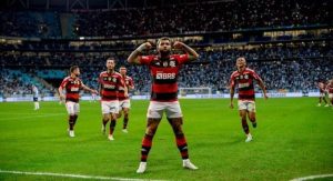 Ayrton Lucas chega ao Rio e comemora acerto com o Flamengo: 'Não