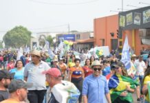 Delegado Flori mostra força e arrasta multidão para caminhada no bairro Cristo Rei em Vilhena