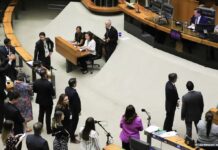 Lula sanciona com vetos lei que desonera 17 setores da economia