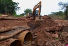 Instalação de tubos Armco na linha 135 será concluída nos próximos dias em Vilhena