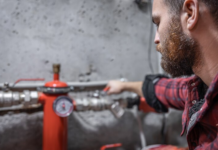 Como as válvulas de governo e alarme garantem a segurança do sistema de combate a incêndio?