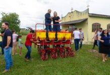 Deputado Cirone Deiró entrega implementos agrícolas no Cone Sul
