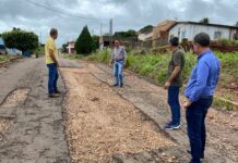 Prefeito Edinho da Rádio acompanha ações para recuperação de ruas em Colorado do Oeste; veja fotos
