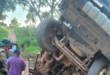 Caminhão tomba em ponte na área rural de Colorado do Oeste; veja vídeo