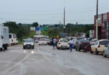 VÍDEOS: chuva forte alaga casas e interdita rodovia em Cerejeiras