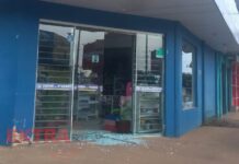 Comércio tem porta quebrada durante a madrugada em Vilhena