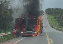 Motoristas registram carreta em chamas na BR-364, próximo ao Distrito do Guaporé