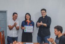 Deputado Cássio Gois entrega voto de louvor a jovem de Cacoal por destaque no Programa Jovem Senador 2024