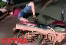 Câmera de segurança flagra motociclista colidindo contra traseira de picape estacionada em Vilhena
