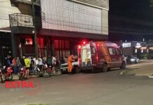 Motociclista perde controle ao passar por quebra-molas, bate em picape e colide com poste de energia em Vilhena