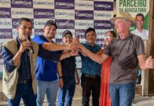 Deputado Cássio Gois entrega trator para Associação de Produtores Rurais em Chupinguaia