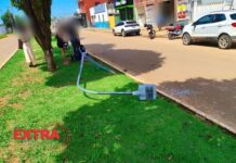 Motociclista empina moto, perde controle e derruba poste em Vilhena