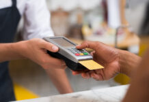 Funcionário furta cartões esquecidos em sorveteria, faz compras e é preso em Vilhena