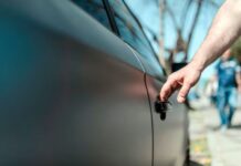 Homem é flagrado por câmeras furtando veículo estacionado no centro de Vilhena