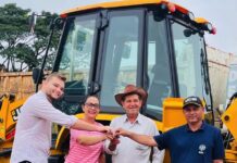 VILHENA: após entrega de retroescavadeira por Rosangela Donadon, máquina inicia recuperação da linha 498 em Nova Conquista