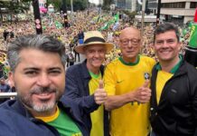 Senadores Jaime Bagattoli e Marco Rogério participam de manifestação pela anistia dos envolvidos no 8 de janeiro