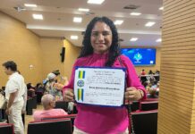 Professora é homenageada por projeto que promove igualdade racial na educação em Cabixi