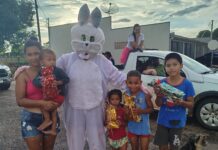 Prefeita se veste de coelhinha e entrega ovos de Páscoa a moradores em Pimenteiras