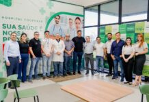 Cantor Leo Chaves visita Hospital Cooperar durante passagem por Vilhena