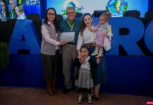 Deputada Rosangela Donadon entrega título de cidadão honorífico a Eugênio Odilon, da Ciclo Cairu