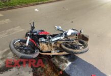 Motociclista sofre possível fratura no fêmur e cotovelo após colidir com carro em Vilhena