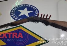 Adolescente é apreendido com arma após postar fotos em rede social em Chupinguaia