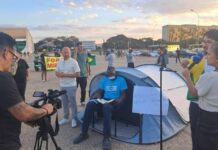 Coronel Chrisóstomo se une a acampamento de Hélio Lopes em frente ao STF pela liberdade de expressão