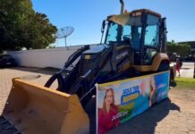 Retroescavadeira é entregue a Ministro Andreazza com apoio da deputada Gislaine Lebrinha