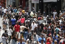 População brasileira chega a 213,4 milhões em julho de 2025