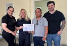 Ieda Chaves entrega certificados em Workshop de Mechas no bairro em Porto Velho