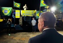 Coronel Chrisóstomo participa de vigília em frente ao condomínio de Bolsonaro após 1º dia de julgamento no STF