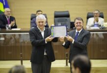 Deputado Luizinho Goebel homenageia Grupo Rovema pelos 40 anos em Rondônia e entrega Título de Cidadão Honorário a Adélio Barofaldi