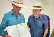 Confúcio Moura leva títulos de terra a Seringueiras e anima produtores com promessa de avanço na regularização