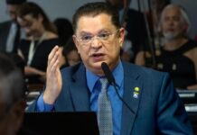 Líder do PL presta homenagem ao deputado Coronel Chrisóstomo durante sessão da CPMI