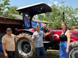 Deputada Lebrinha entrega trator para associação de agricultores em Monte Negro