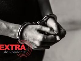 Mulher é presa ao ser flagrada com mandado em aberto e portando faca durante patrulhamento em Chupinguaia