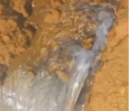 VÍDEO: moradores denunciam empreiteira por cano quebrado e falta de água no setor 23 em Vilhena