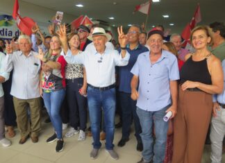 “Caminhada Esperança” reúne mais de 300 pessoas e lideranças políticas em Vilhena; Confúcio diz que vai à reeleição e elogia Lula
