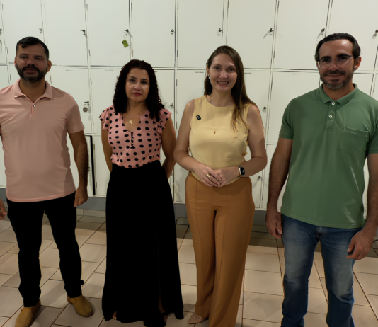 Deputada Gislaine Lebrinha acompanha entrega de móveis na Escola Regina