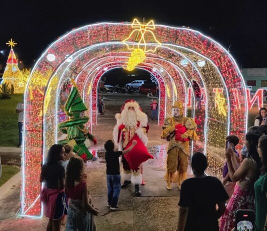 VÍDEOS: decoração natalina é inaugurada com show e animação em Chupinguaia