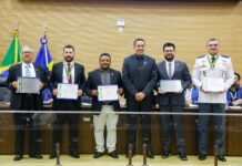 Eyder Brasil concede honrarias ao chefe da Casa Civil, Elias Rezende, e ao promotor Anderson Batista